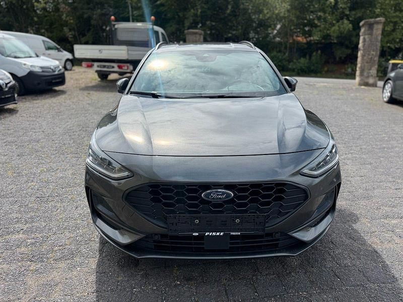 Grau Gebraucht 2022 Ford Focus ST-Line Kombi | 13.999 € (Teuer) - Bild 1/4