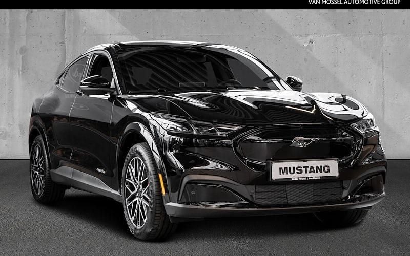 Absolute black Neu 2025 Ford Mustang Mach-E Extended Range SUV | 57.040 € - Bild 1/4