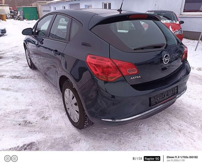 Gebraucht Opel Astra Selection 116 PS (85 kW) 2015 Smaragd gruen (mi) Kleinwagen