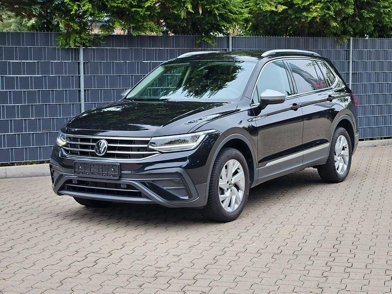 Schwarz Gebraucht 2024 VW Tiguan Allspace Life SUV | 31.890 € (Superpreis) - Bild 1/4