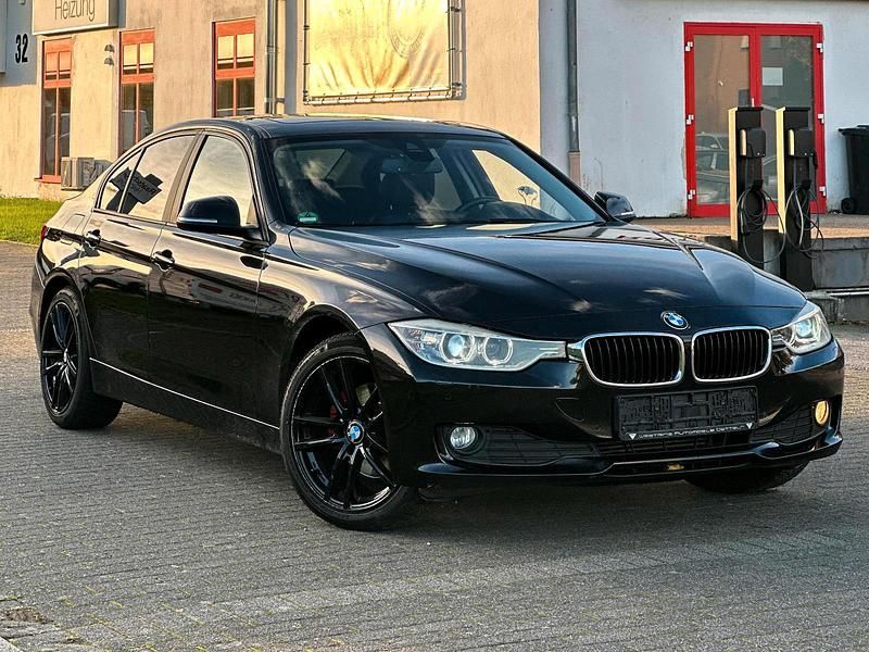 Schwarz Gebraucht 2013 BMW 320 Comfort Edition Limousine | 8.490 € (Superpreis) - Bild 1/4