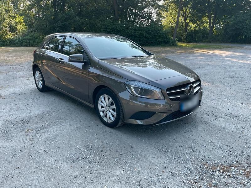Grau Gebraucht 2013 Mercedes A180 Kombi | 11.900 € - Bild 1/4