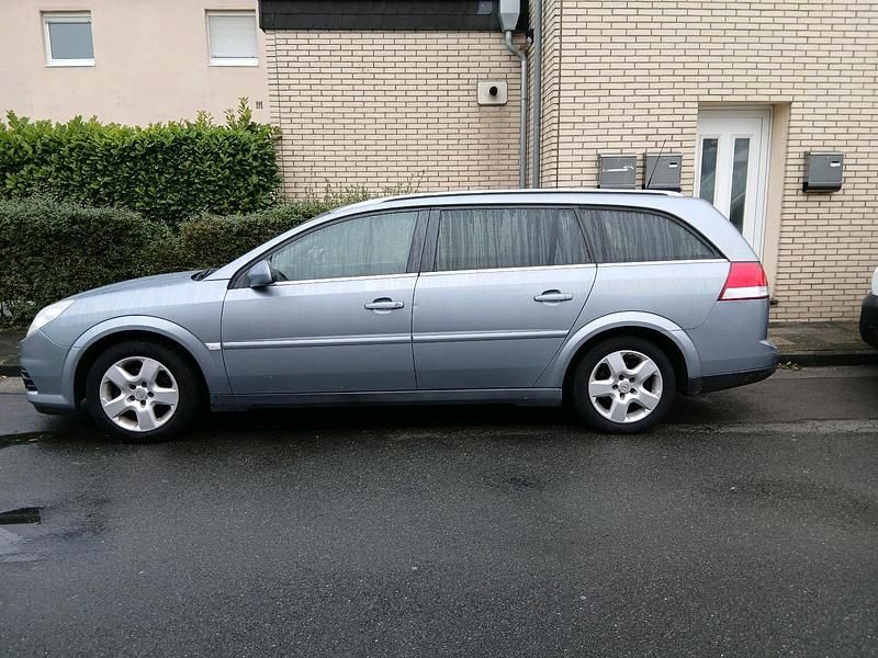 Grau Gebraucht 2008 Opel Vectra Kombi | 2.250 € (Fairer Preis) - Bild 1/4