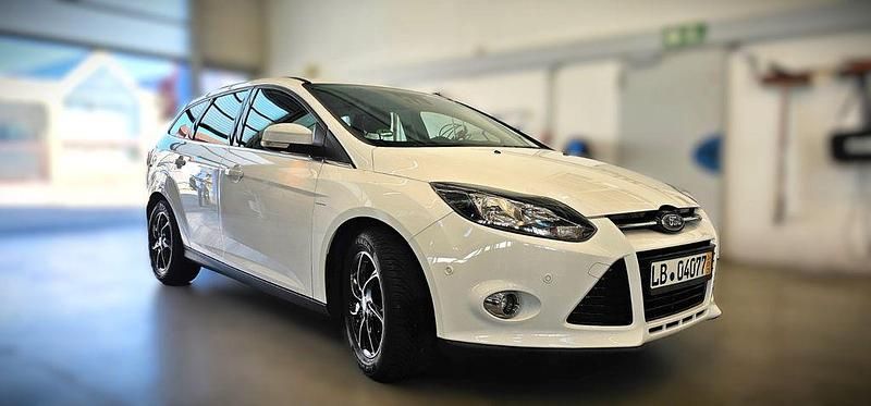 Weiß Gebraucht 2011 Ford Focus Titanium Kombi | 6.500 € (Fairer Preis) - Bild 1/4