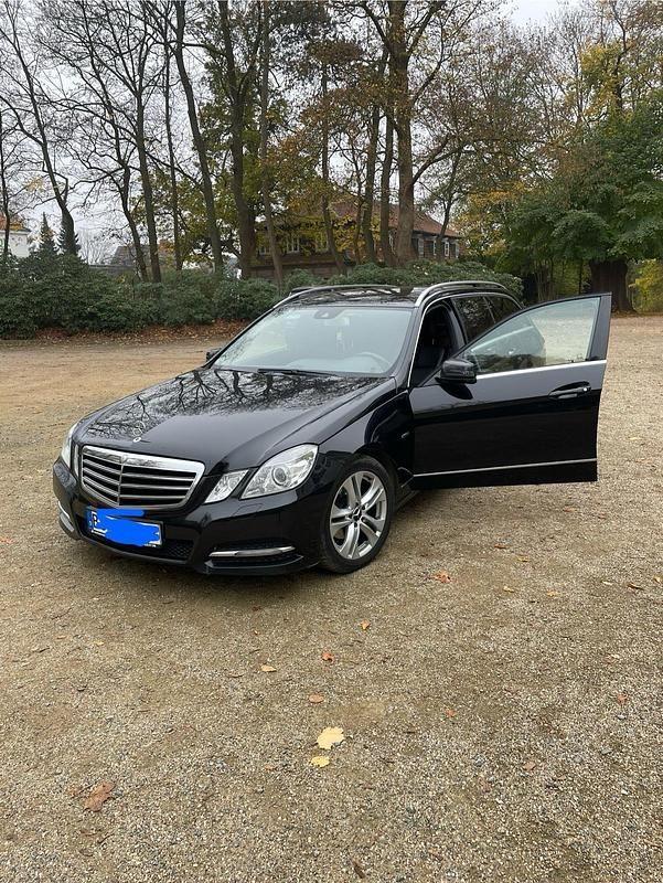 Schwarz Gebraucht 2011 Mercedes E220 Avantgarde Kombi | 6.799 € - Bild 1/4