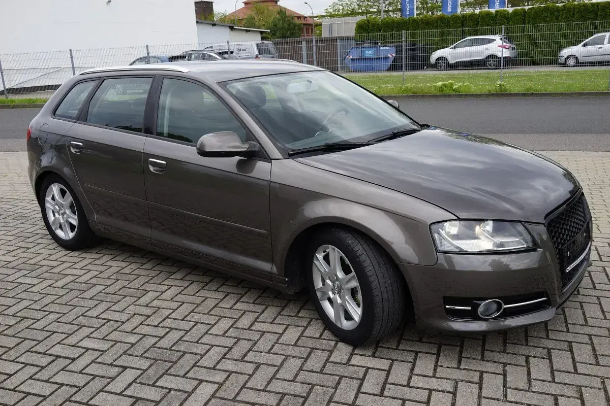 Gebraucht Audi A3 Sportback Attraction 125 PS (91 kW) 2012 Grau Kleinwagen