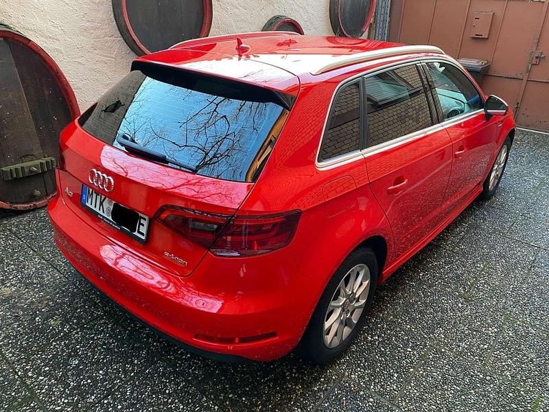 Gebraucht Audi A3 e-tron Ambiente 150 PS (110 kW) 2016 Rot Kleinwagen