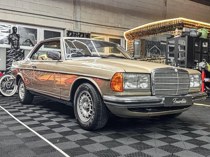 Gebraucht Mercedes 230 136 PS (100 kW) 1982 Gold