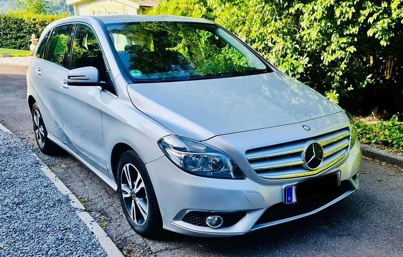 Grau Gebraucht 2013 Mercedes B180 Van / Kleinbus | 12.990 € (Etwas zu teuer) - Bild 1/4