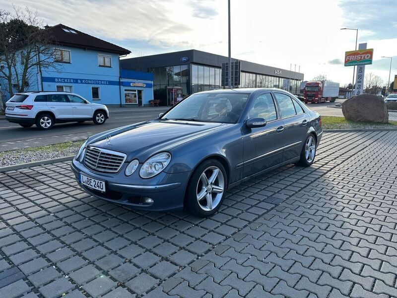Blau Gebraucht 2004 Mercedes E240 Elegance Limousine | 3.500 € (Fairer Preis) - Bild 1/4