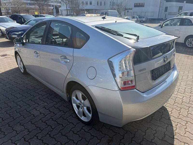 Gebraucht Toyota Prius Life 99 PS (72 kW) 2011 Silber Limousine