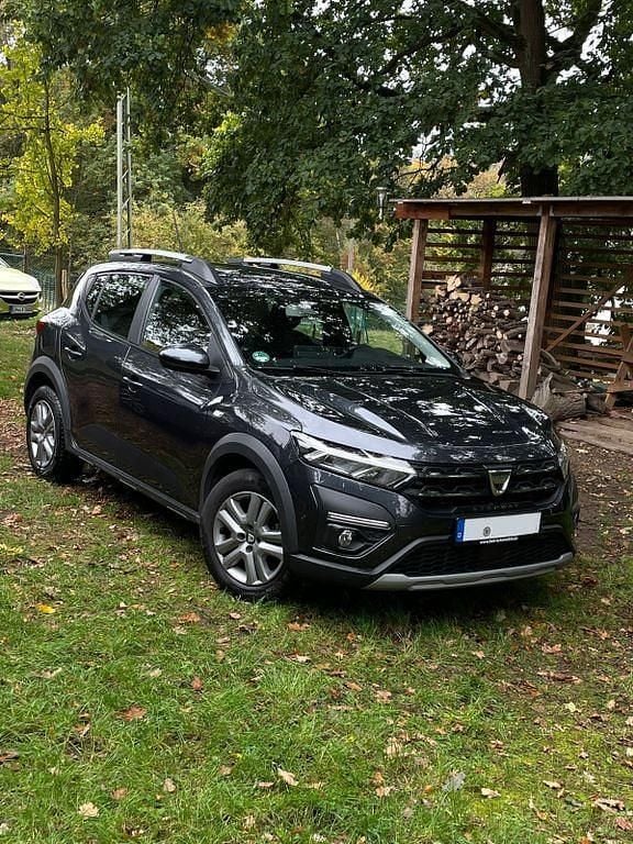 Grau Gebraucht 2021 Dacia Sandero Comfort Kleinwagen | 12.700 € (Fairer Preis) - Bild 1/4