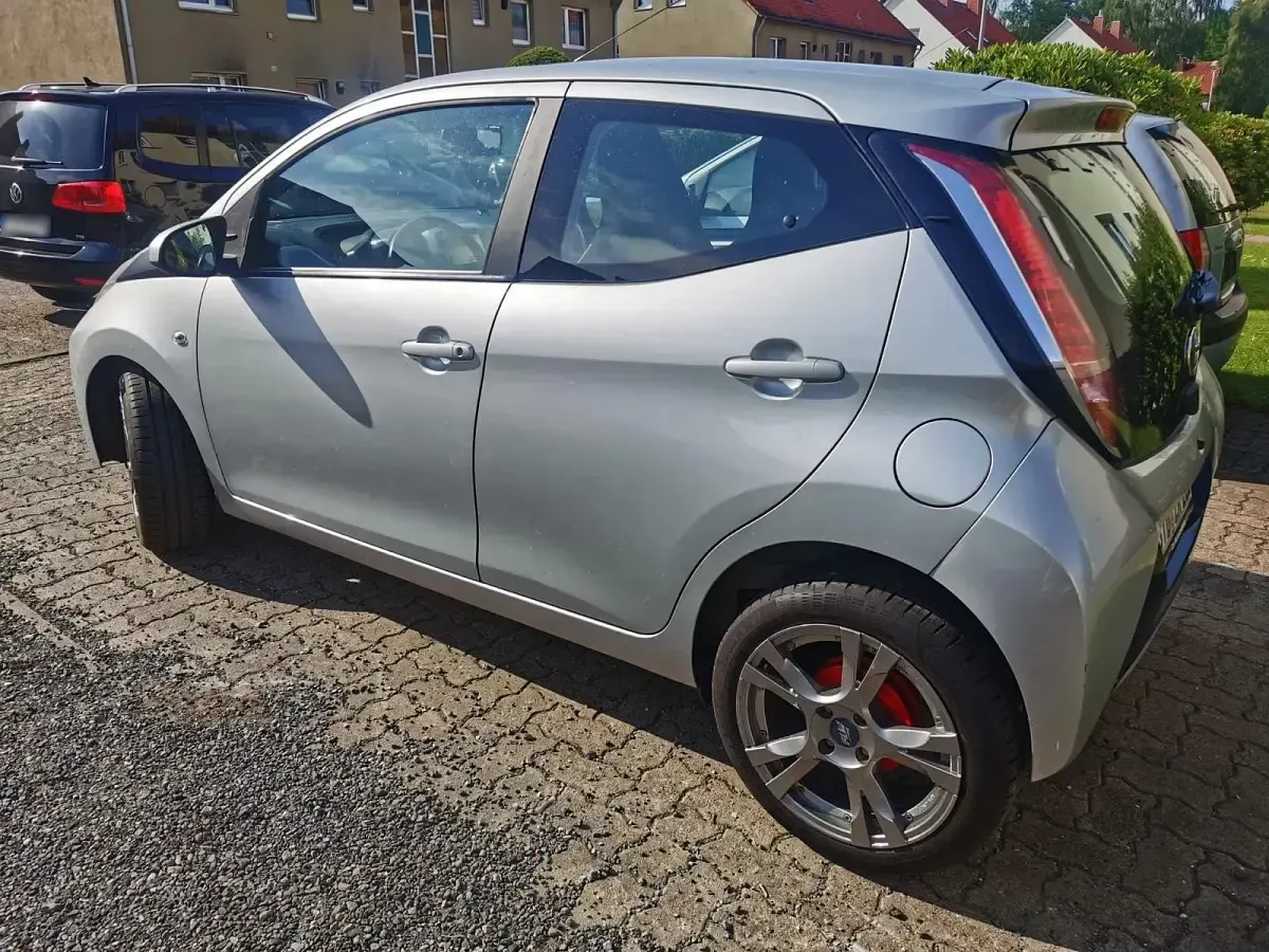 Gebraucht Toyota Aygo 69 PS (50 kW) 2016 Grau Kleinwagen