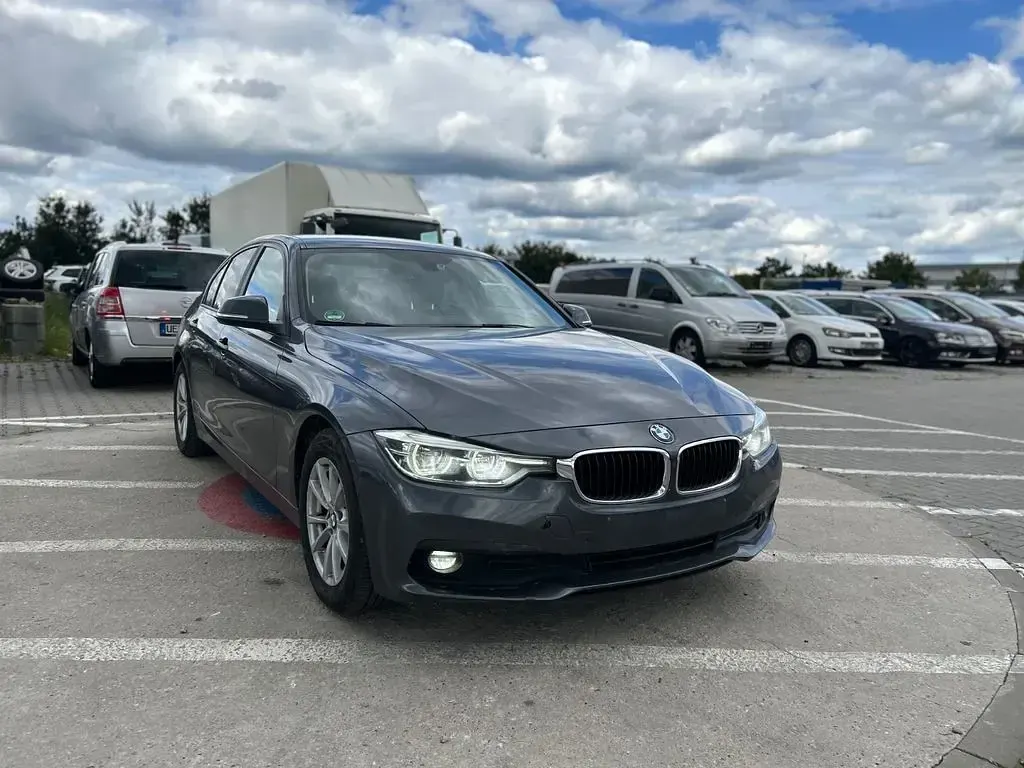 Gebraucht BMW 320 163 PS (119 kW) 2018 Grau Limousine
