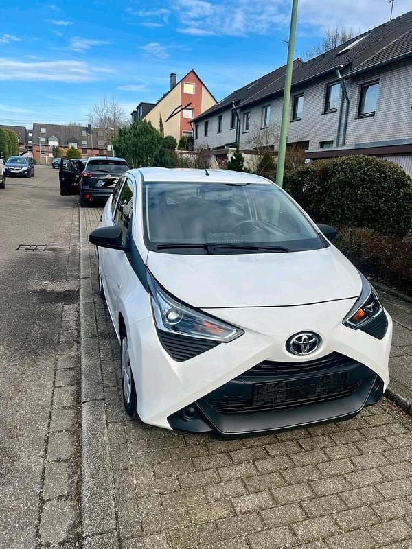 Weiß Gebraucht 2020 Toyota Aygo Kleinwagen | 6.999 € (Superpreis) - Bild 1/4