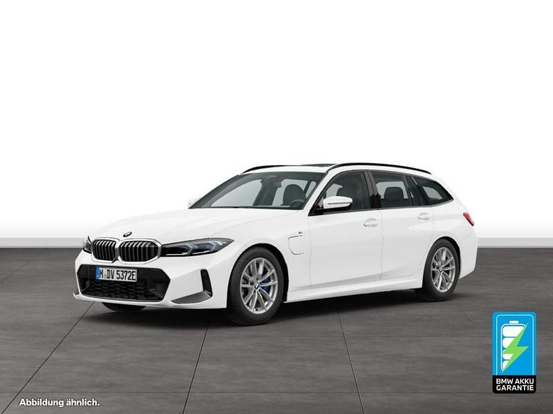Weiß Gebraucht 2025 BMW 330e M Sport Kombi | 51.810 € (Fairer Preis) - Bild 1/2