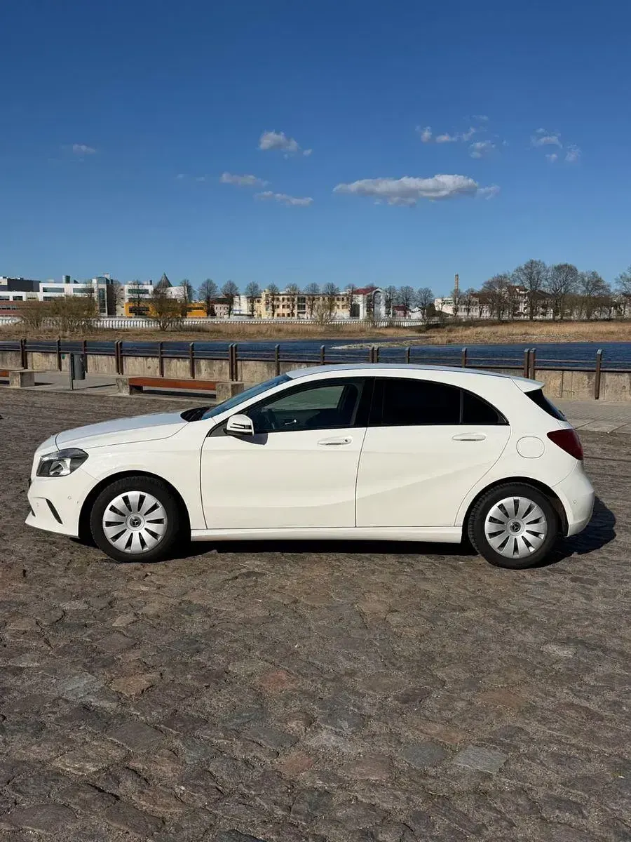 Second-hand Mercedes A200 136 CP (100 kW) 2017 Alb Berlinǎ