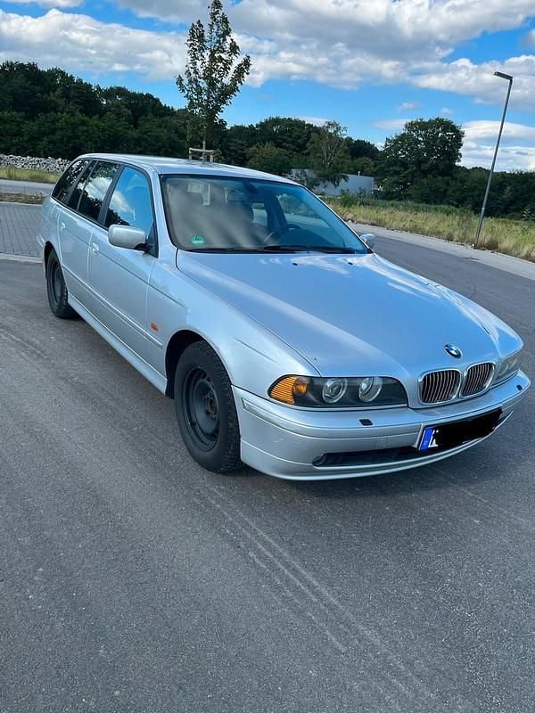 Silber Gebraucht 2001 BMW 520 Kombi | 2.000 € - Bild 1/4