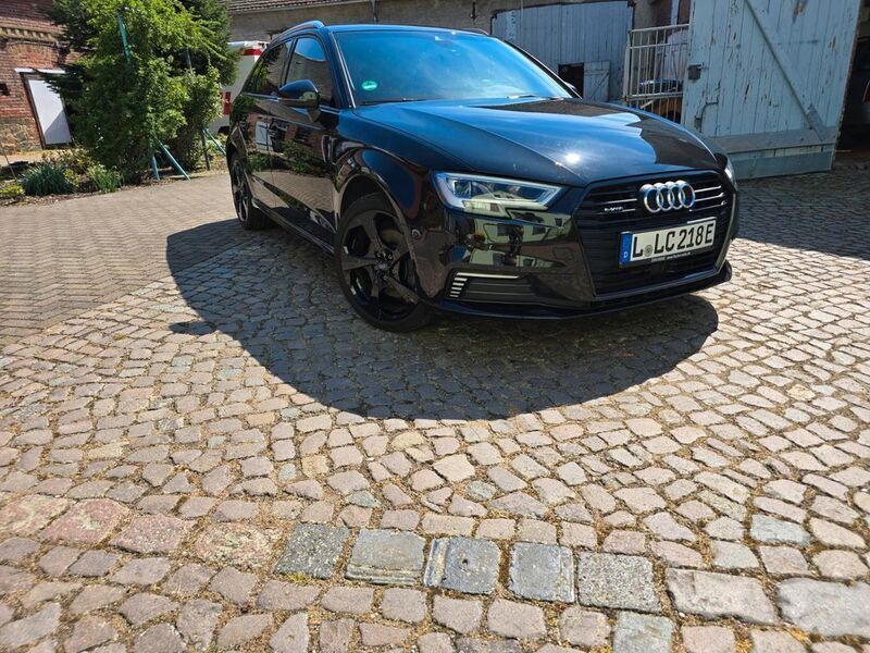 Schwarz Gebraucht 2020 Audi A3 Sportback e-tron Sport Limousine | 18.200 € (Guter Preis) - Bild 1/4