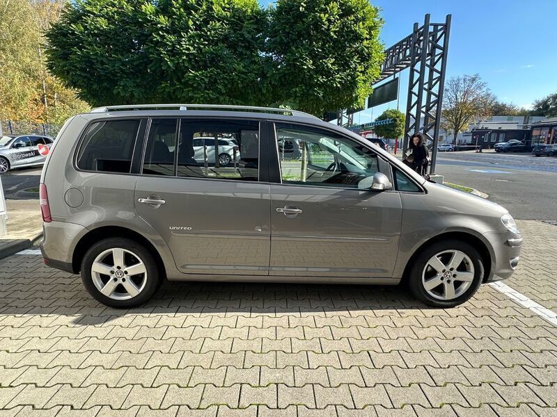 Grau Gebraucht 2009 VW Touran Van / Kleinbus | 7.450 € (Teuer) - Bild 1/4