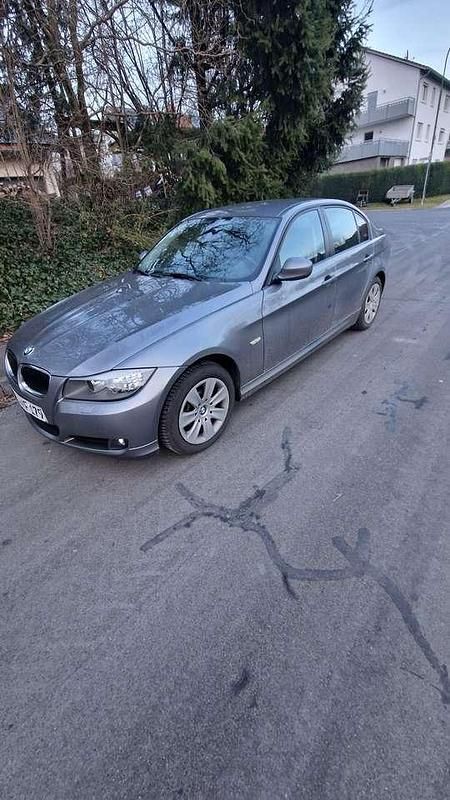 Gebraucht 2011 BMW 318 Lifestyle Limousine | 8.200 € (Teuer) - Bild 1/4