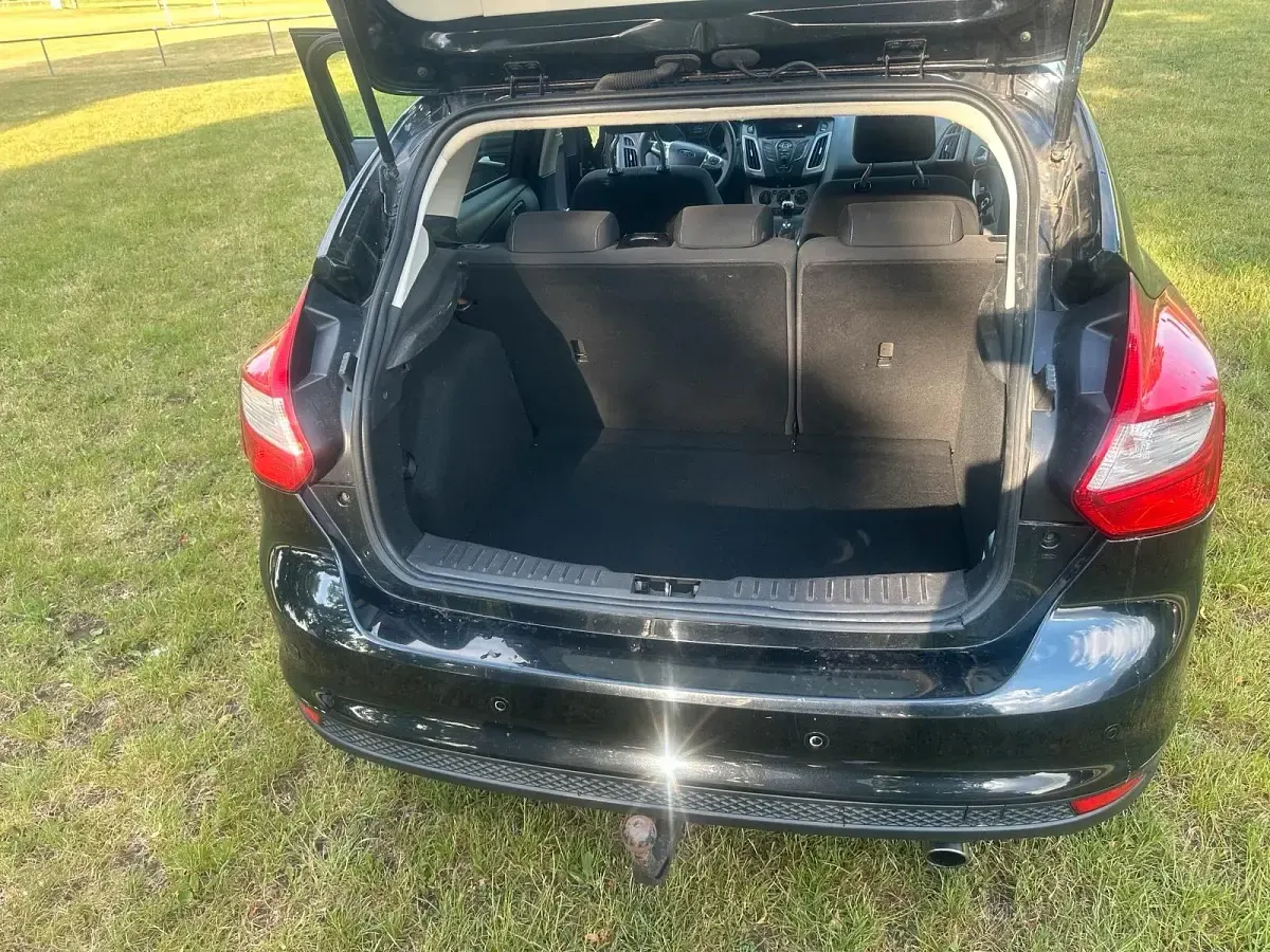 Gebraucht Ford Focus 105 PS (77 kW) 2011 Schwarz Kleinwagen