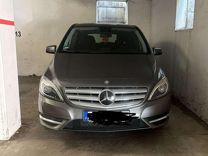 Grau Gebraucht 2012 Mercedes B200 Edition 1 Van / Kleinbus | 12.000 € (Fairer Preis) - Bild 1/4
