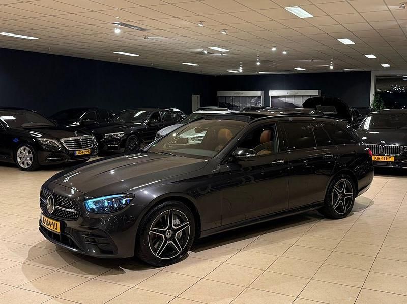 Grau Gebraucht 2021 Mercedes E300 Limousine | 23.950 € - Bild 1/4