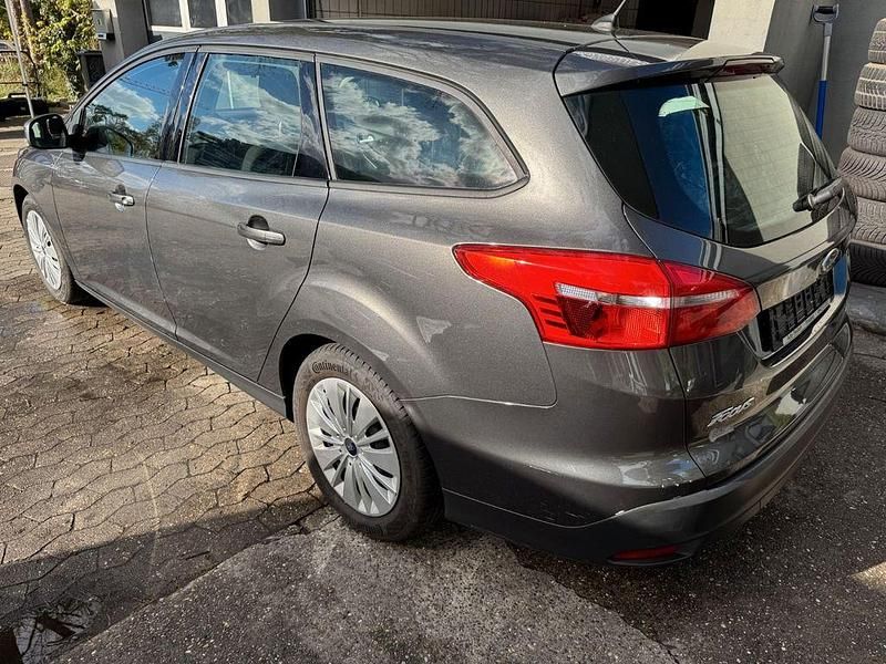 Gebraucht Ford Focus Trend 101 PS (74 kW) 2015 Grau Limousine