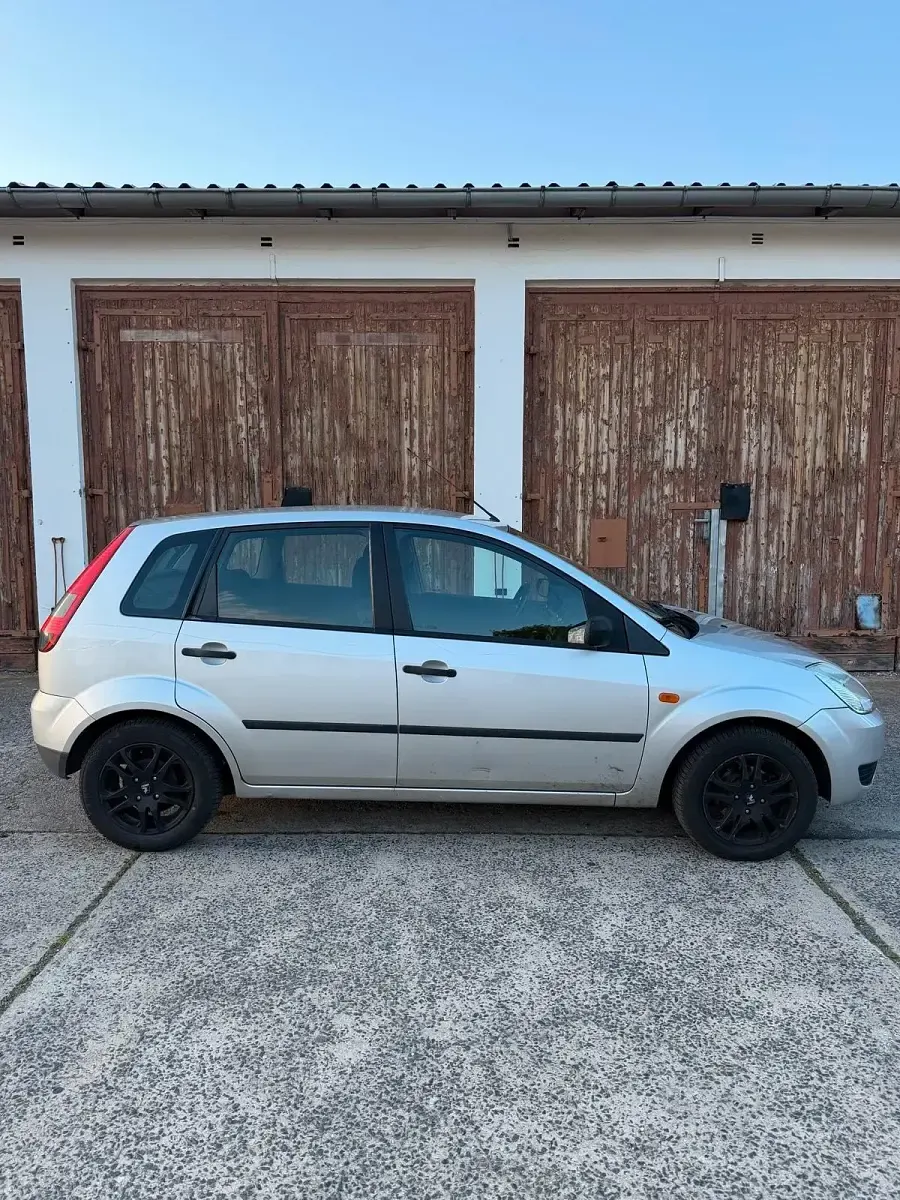 Gebraucht Ford Fiesta 69 PS (50 kW) 2004 Grau Kleinwagen