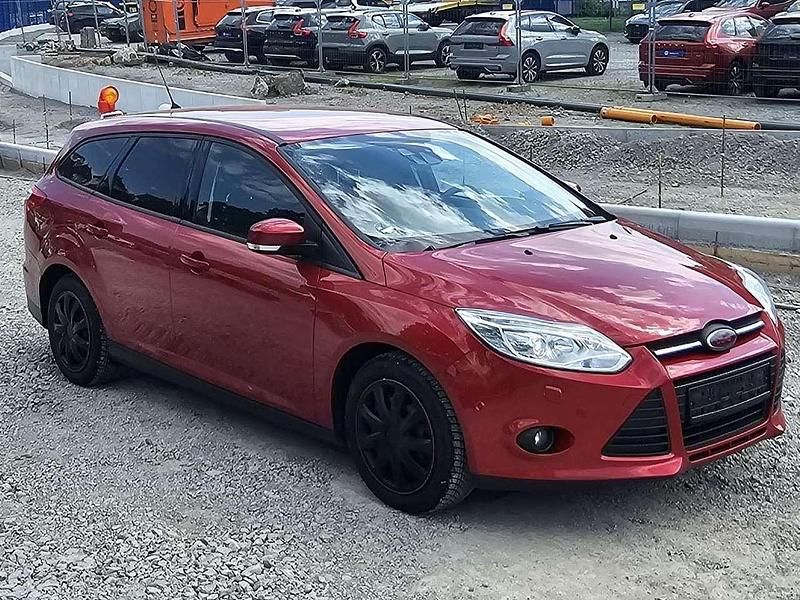 Gebraucht Ford Focus Trend 101 PS (74 kW) 2014 Candyrot metallic Kombi