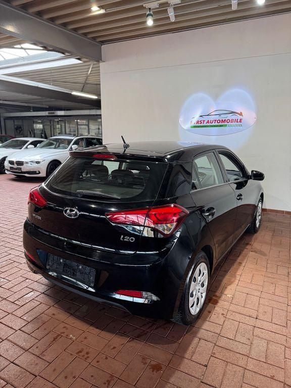 Gebraucht Hyundai i20 Basis 75 PS (55 kW) 2017 Limousine