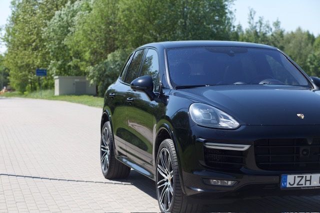 Schwarz Gebraucht 2015 Porsche Cayenne Turbo S SUV | 30.000 € - Bild 1/4