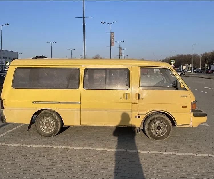 Usado Mazda Bongo 1996 Amarelo Monovolume