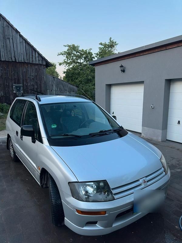 Grau Gebraucht 2000 Mitsubishi Space Runner Van / Kleinbus | 1.333 € - Bild 1/4