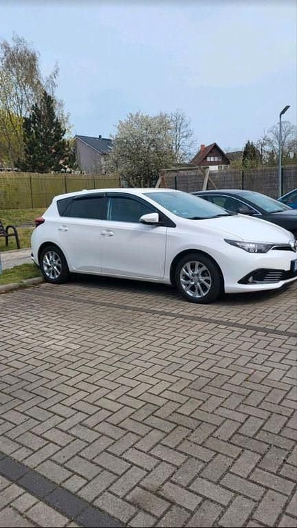 Weiß Gebraucht 2016 Toyota Auris Comfort Limousine | 9.900 € (Fairer Preis) - Bild 1/4
