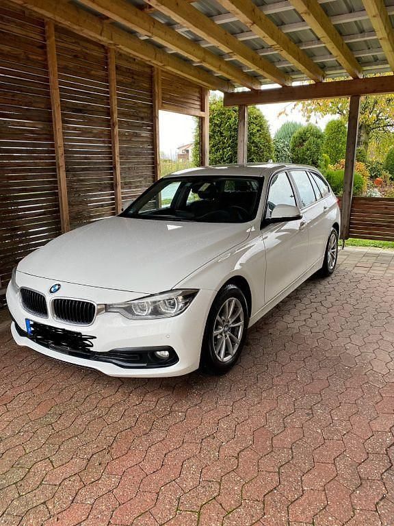 Weiß Gebraucht 2015 BMW 320 Advantage Kombi | 13.999 € (Teuer) - Bild 1/4
