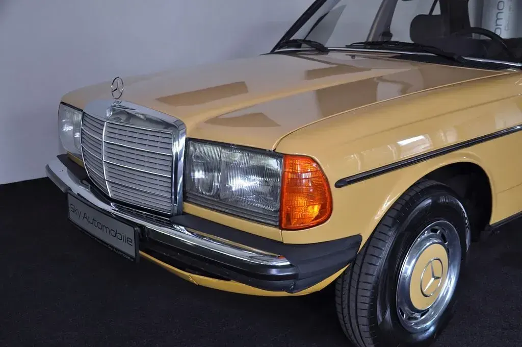 Gebraucht Mercedes E230 136 PS (100 kW) 1982 Saharagelb Limousine