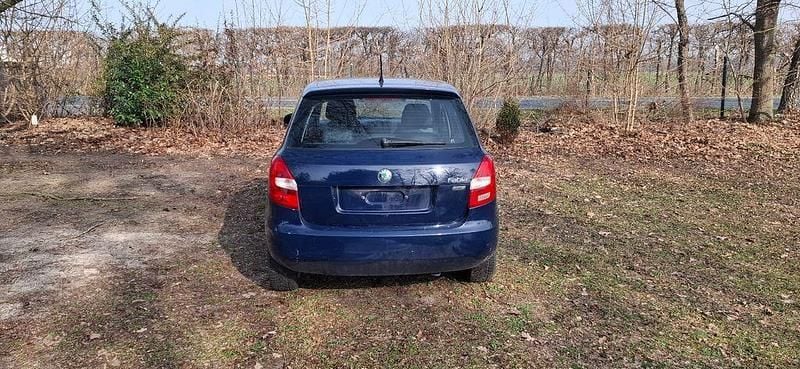 Gebraucht Skoda Fabia 60 PS (44 kW) 2012 Blau Limousine