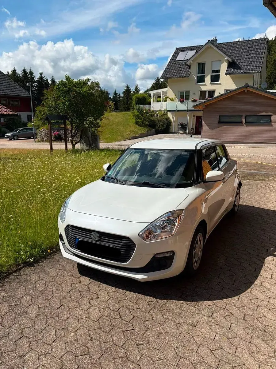 Gebraucht Suzuki Swift Club 90 PS (66 kW) 2019 Weiß Kleinwagen