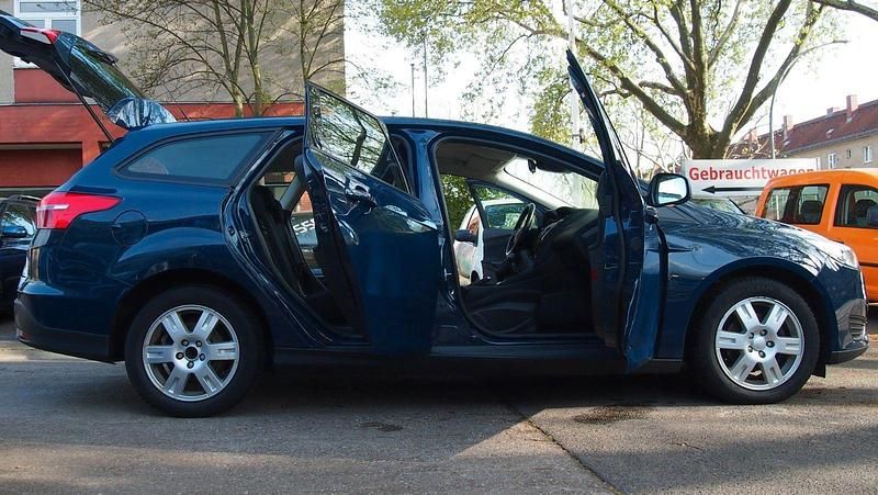 Blau Gebraucht 2015 Ford Focus Trend Kombi | 5.000 € (Fairer Preis) - Bild 1/4