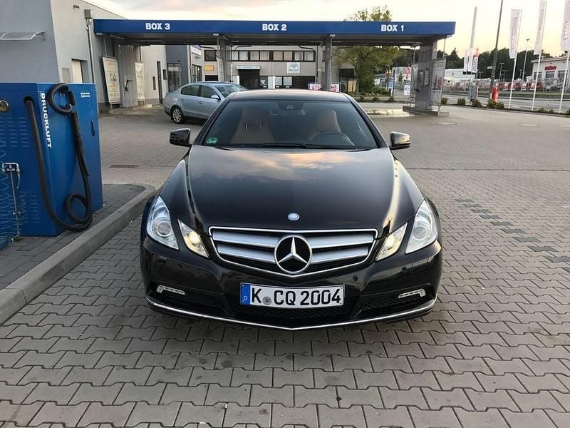 Gebraucht Mercedes E200 184 PS (135 kW) 2010 Schwarz Coupé