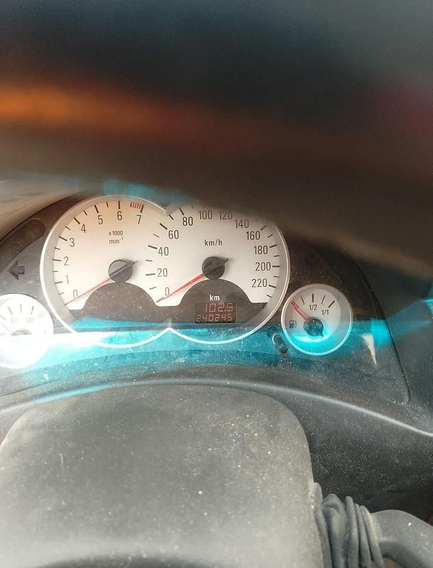 Grau Gebraucht 2006 Opel Corsa Kleinwagen | 550 € (Fairer Preis) - Bild 1/4