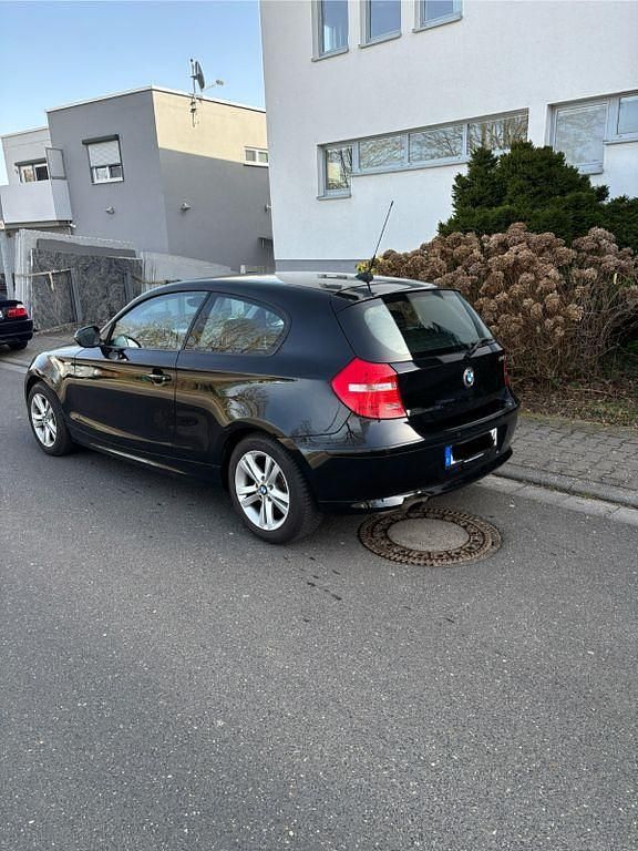 Gebraucht BMW 116 122 PS (89 kW) 2009 Schwarz Kleinwagen