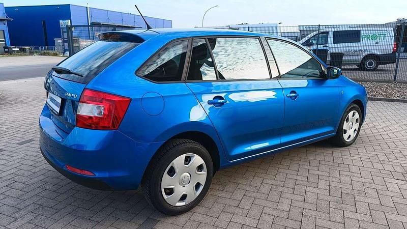Gebraucht Skoda Rapid 105 PS (77 kW) 2013 Raceblau metallic Kleinwagen