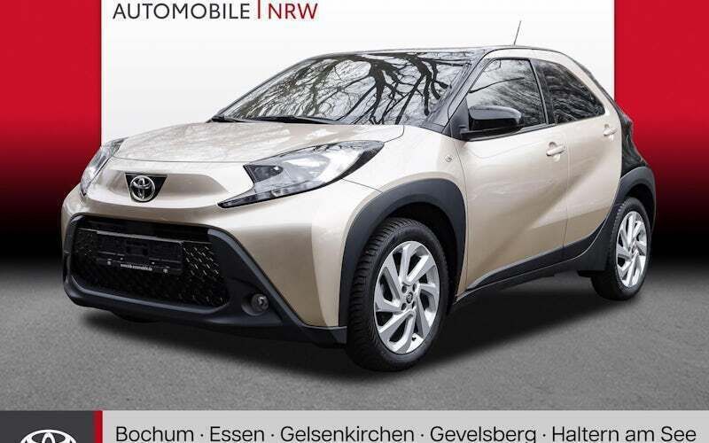 Beige Gebraucht 2022 Toyota Aygo Pulse Kleinwagen | 14.989 € (Fairer Preis) - Bild 1/4