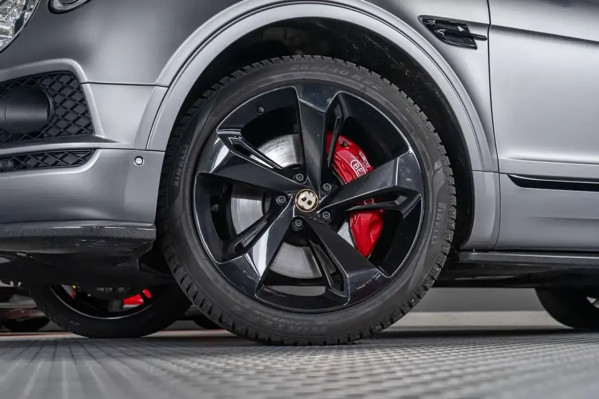 Gebraucht Bentley Bentayga 549 PS (403 kW) 2019 Sonderlackierung light grey satin SUV
