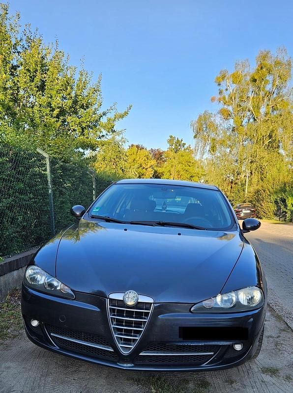 Grau Gebraucht 2007 Alfa Romeo 147 Kleinwagen | 1.899 € (Guter Preis) - Bild 1/4