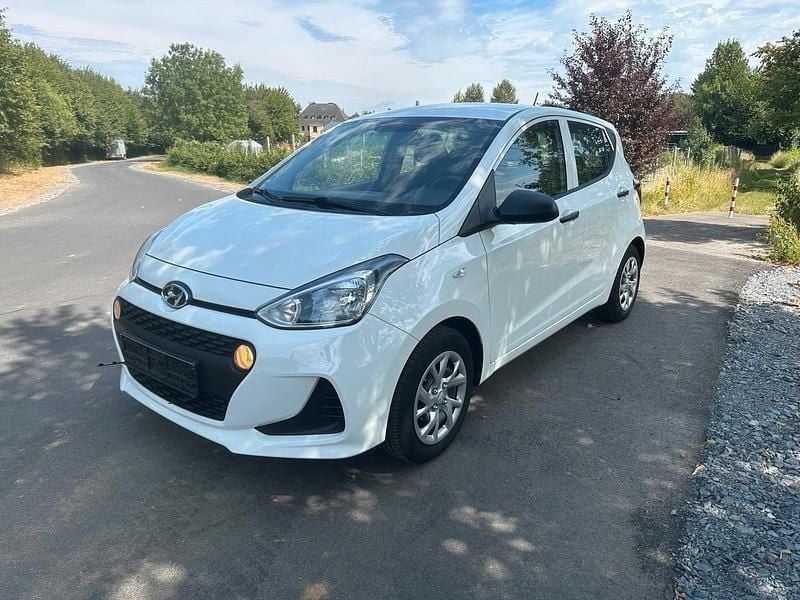 Weiß Gebraucht 2017 Hyundai i10 Intro Edition Kleinwagen | 6.690 € (Fairer Preis) - Bild 1/4