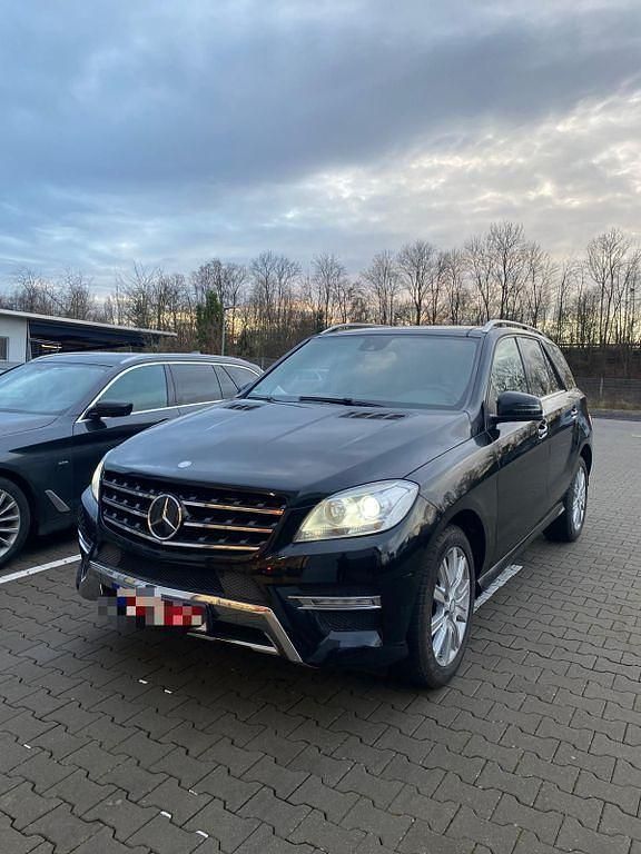 Schwarz Gebraucht 2012 Mercedes ML350 SUV | 13.700 € (Fairer Preis) - Bild 1/4